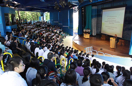 圖一：82名個動物園教育家及300位本港中學生於海洋公園威威劇場出席第二屆亞洲動物園教育者會議開幕典禮